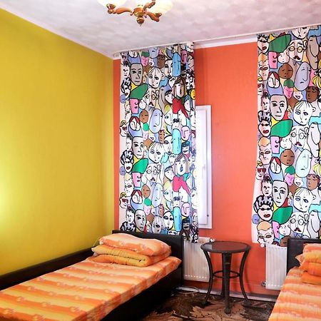 Funky Mamaliga Hostel คีชีเนา ภายนอก รูปภาพ